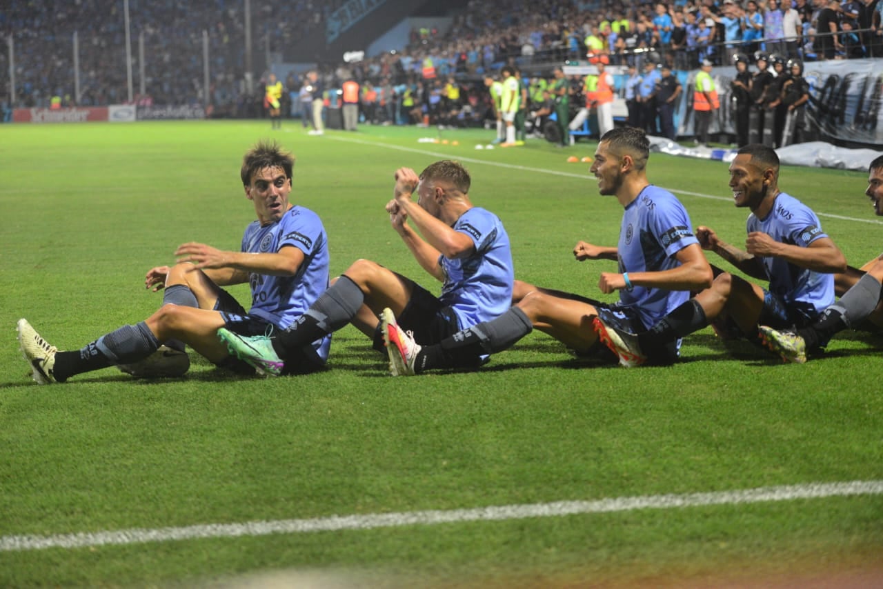 El festejo con remos de Belgrano después del gol de Juan Barinaga para el 2-1 parcial de Belgrano sobre Sarmiento en Alberdi. (Javier Ferreyra /  La Voz)