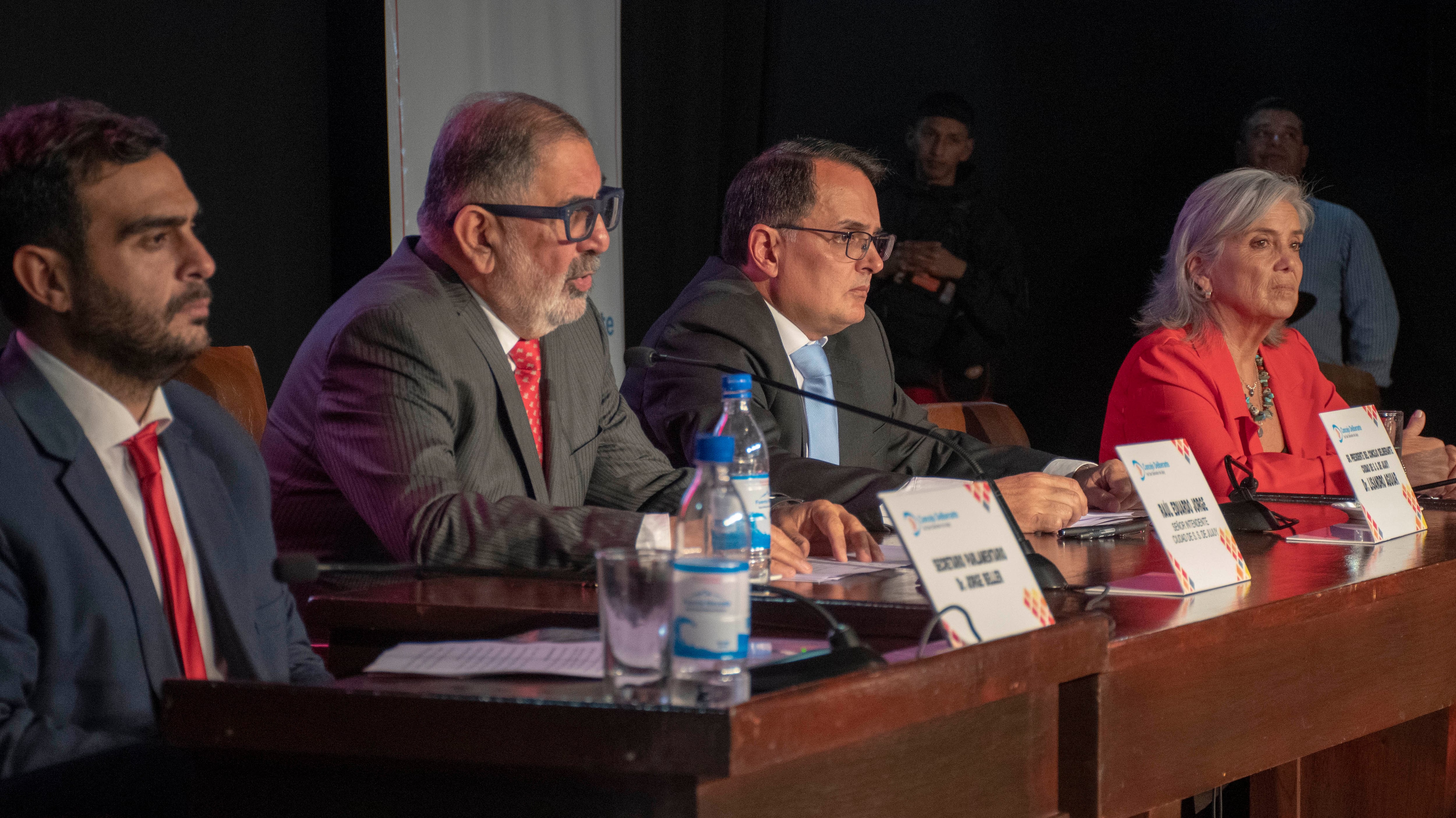 En la apertura del período de sesiones ordinarias del Concejo Deliberante de San Salvador de Jujuy, el secretario parlamentario Jorge Beller, el intendente Raúl Jorge, el concejal Lisandro Aguiar y la secretaria administrativa Virginia Llapur.