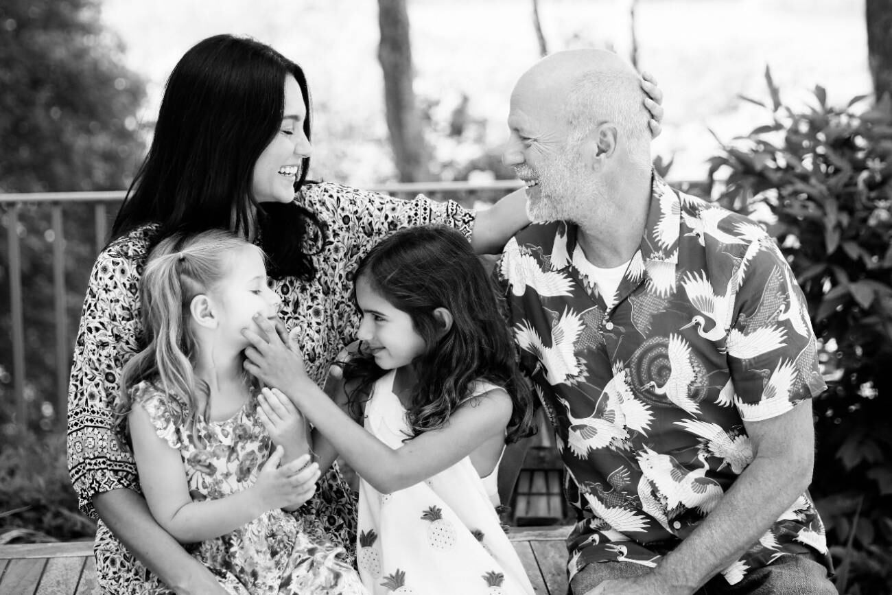 Bruce Willis, junto a su esposa Emma y a sus hijas Mabel y Evelyn. (Instagram @emmahemingwillis)