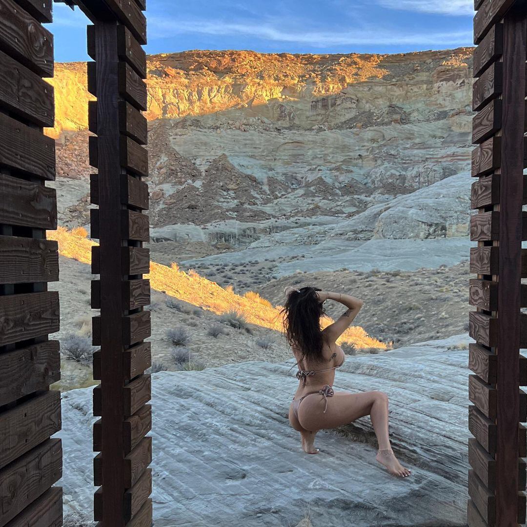 Mia Khalifa posó en medio del desierto.