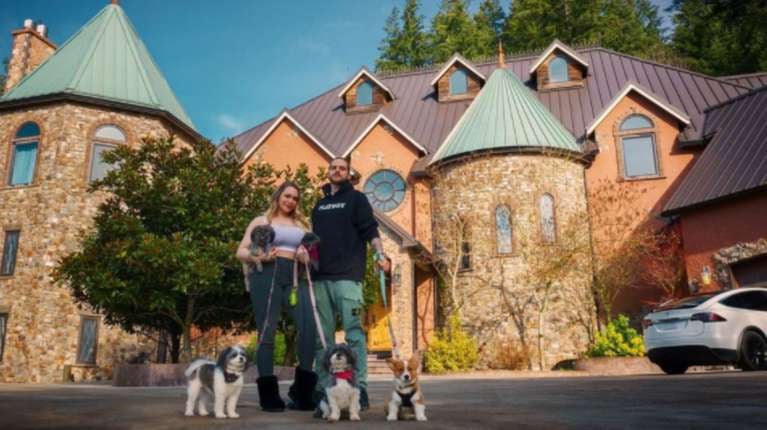 Mia junto a Eli y a sus perritos frente al "castillo". (Foto: captura de Youtube)