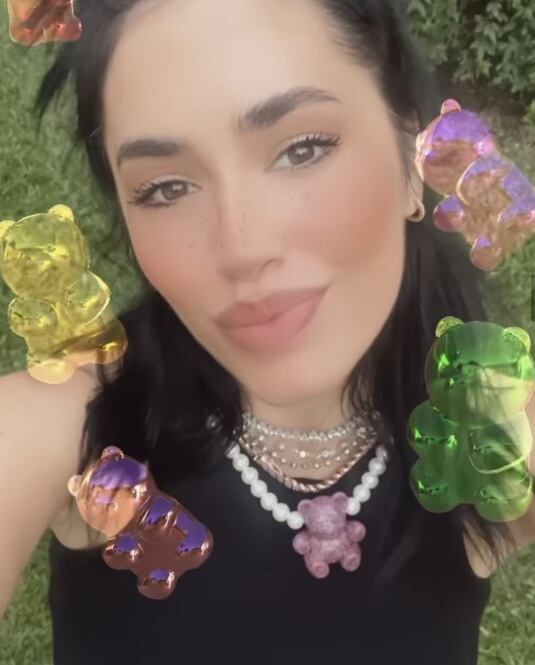 Lali y su collar de fantasía con Osito de color. Un básico en sus looks más casual.