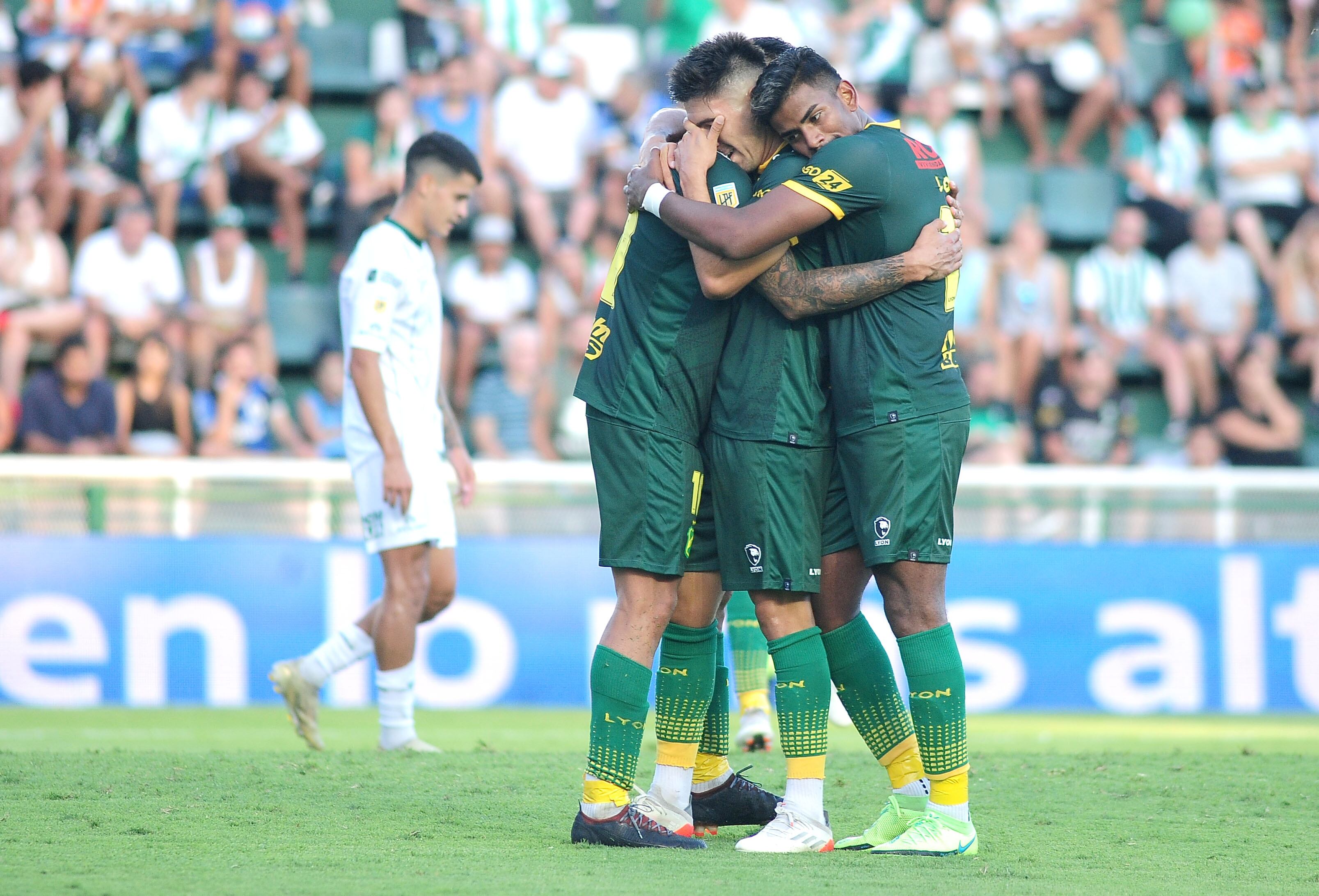 En el final del partido, Defensa y Justicia encontró la ventaja frente a Banfield de visitante. (Fotobaires)