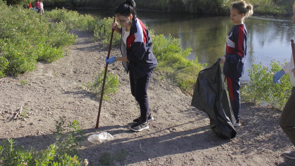 En Kayak y a pie, alumnos del colegio San Martín recorrieron el río Atuel para limpiarlo.