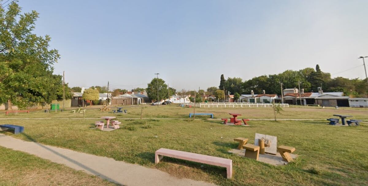 Mataron a un joven mientras jugaba con su hijo en una plaza de barrio Acindar