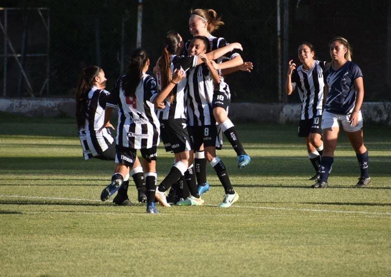 Gimnasia goleó en semifinal a Las Pumas y jugarán la final contra Independiente Rivadavia. Clásico.