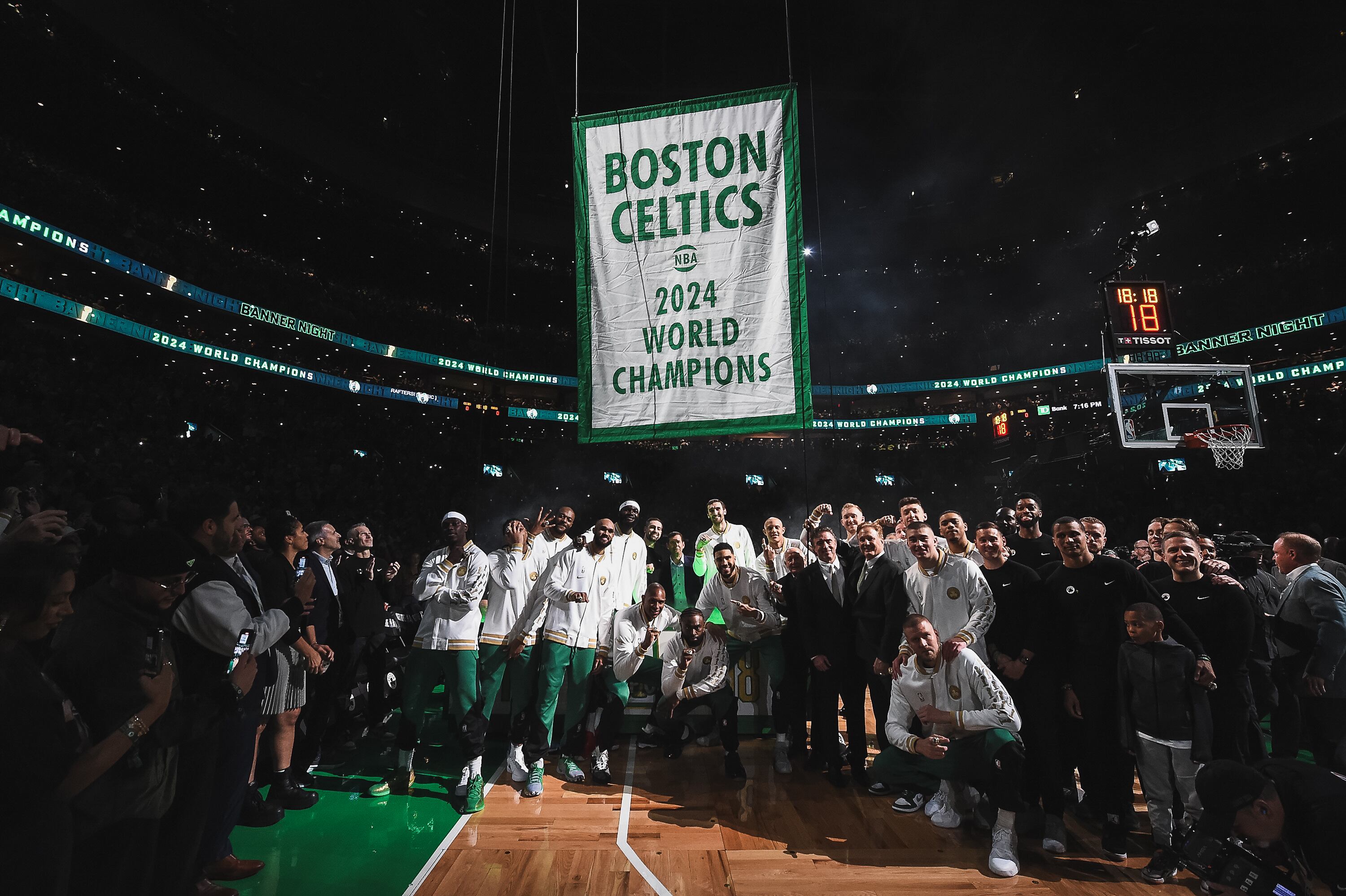 Tras la celebración del título conquistado en la campaña pasada, Boston Celtics arrancó la temporada de la NBA goleando a New York Knicks. (@celtics)