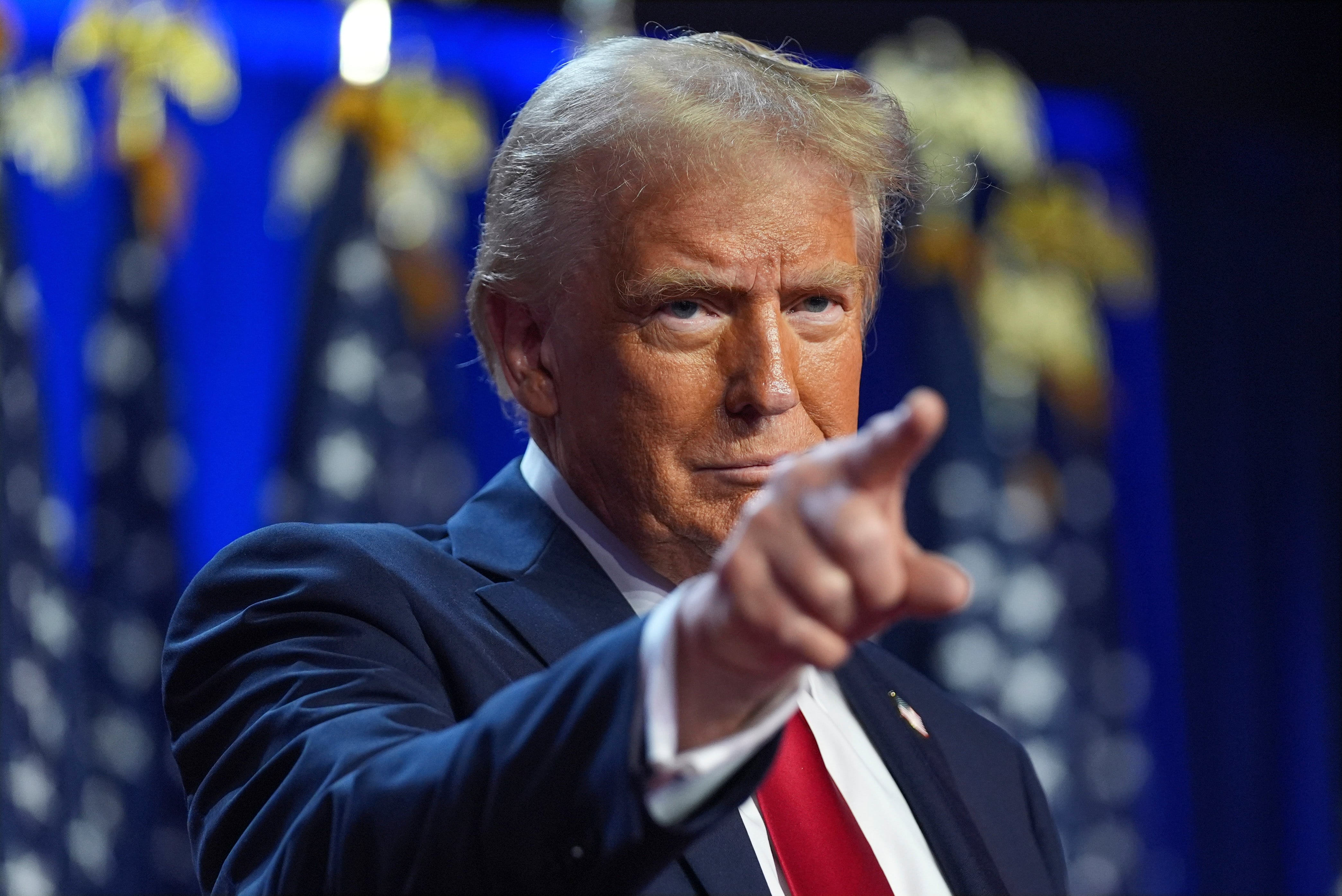 El expresidente y candidato presidencial republicano Donald Trump llega a una fiesta en el Centro de Convenciones de Palm Beach, el miércoles 6 de noviembre de 2024, en West Palm Beach, Florida. (AP Foto/Evan Vucci)