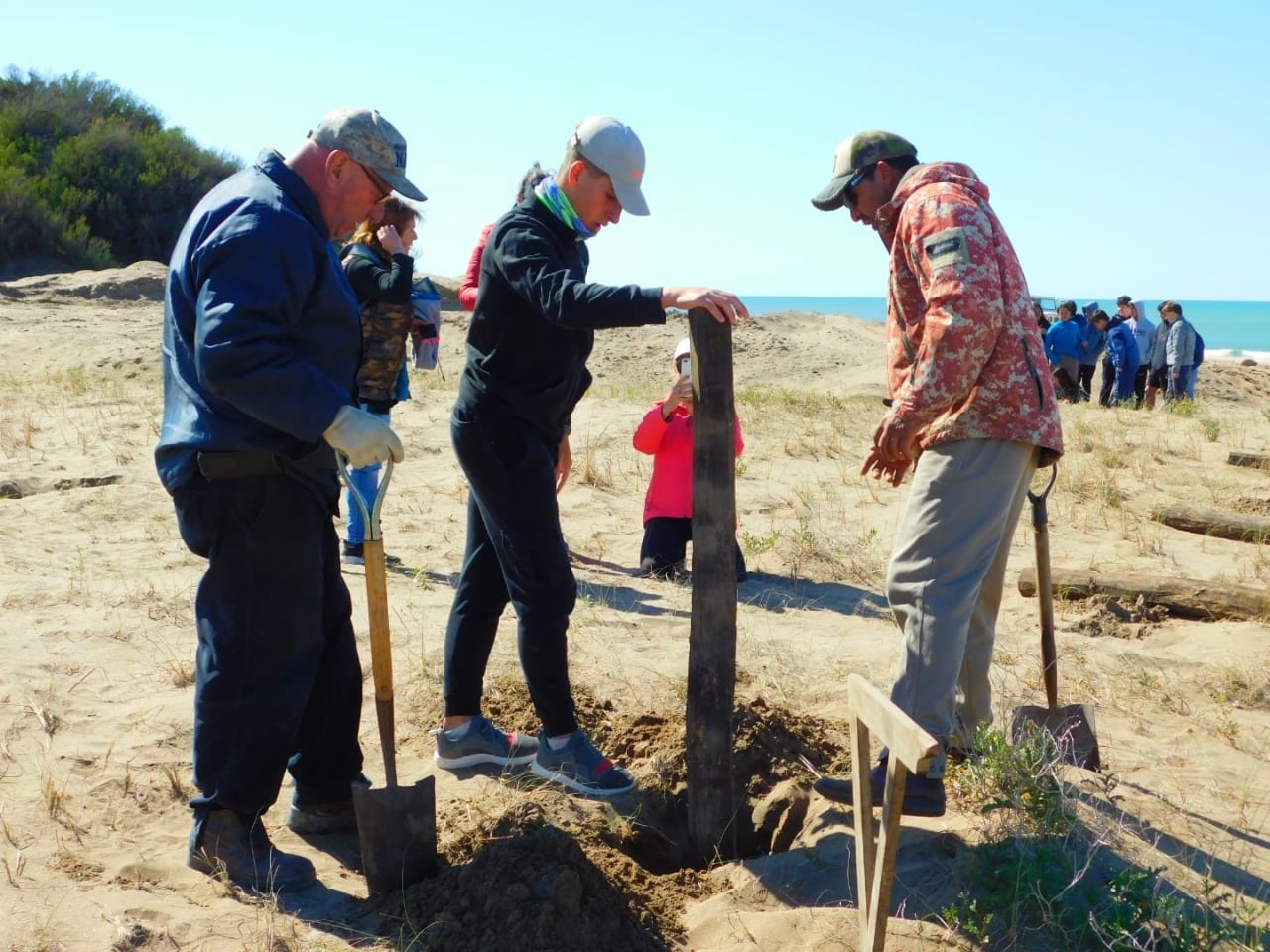 Turismo de Tres Arroyos y alumnos de la Secundaria de Orense realizaron actividades en la playa