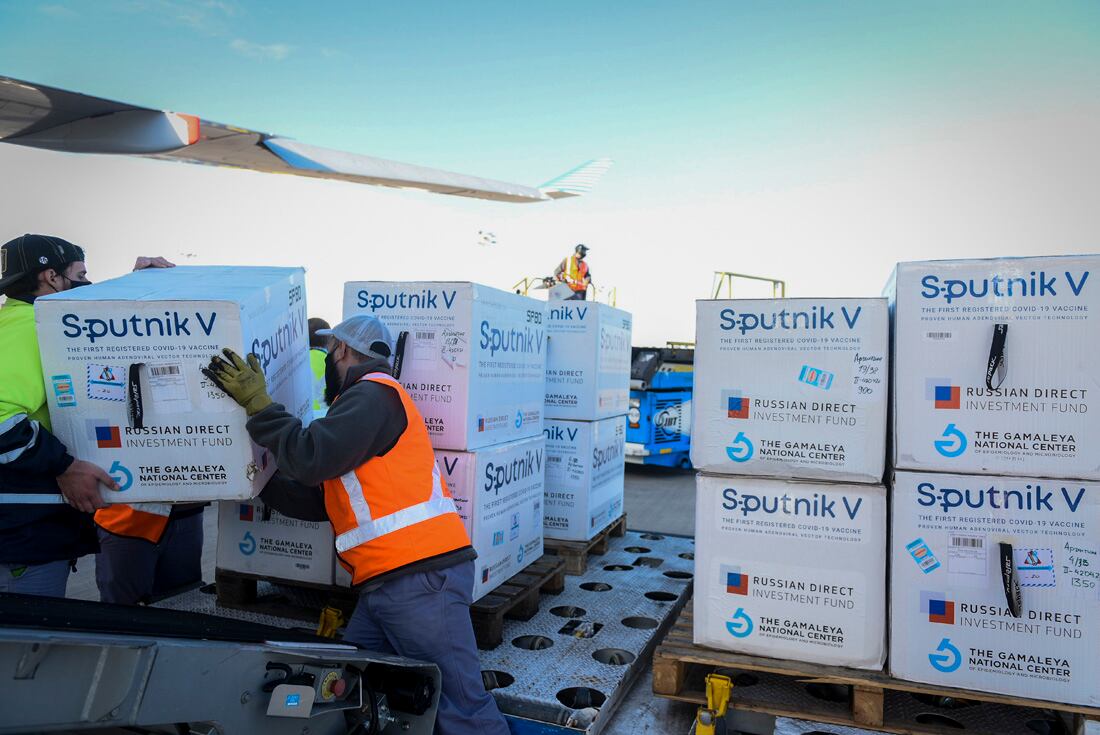 A las 15:43 arribó al aeropuerto Internacional de Ezeiza el vuelo 1063 de Aerolíneas Argentinas proveniente de Moscú con 390.035 vacunas Sputnik V del componente 1 y 80.000 del componente 2 que permitirán profundizar la implementación del Plan Estratégico de Vacunación contra el COVID-19 que lleva adelante el Gobierno nacional en todo el país.
presidencia