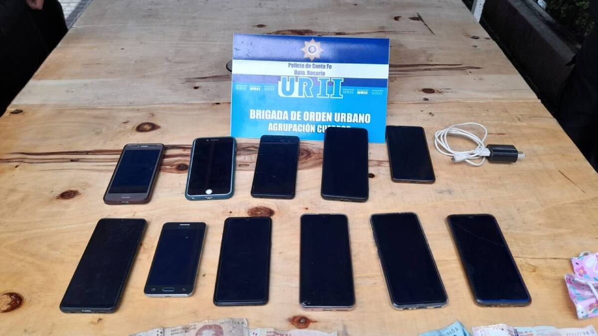 Detuvieron a una reconocida mechera del centro: tenía 11 celulares