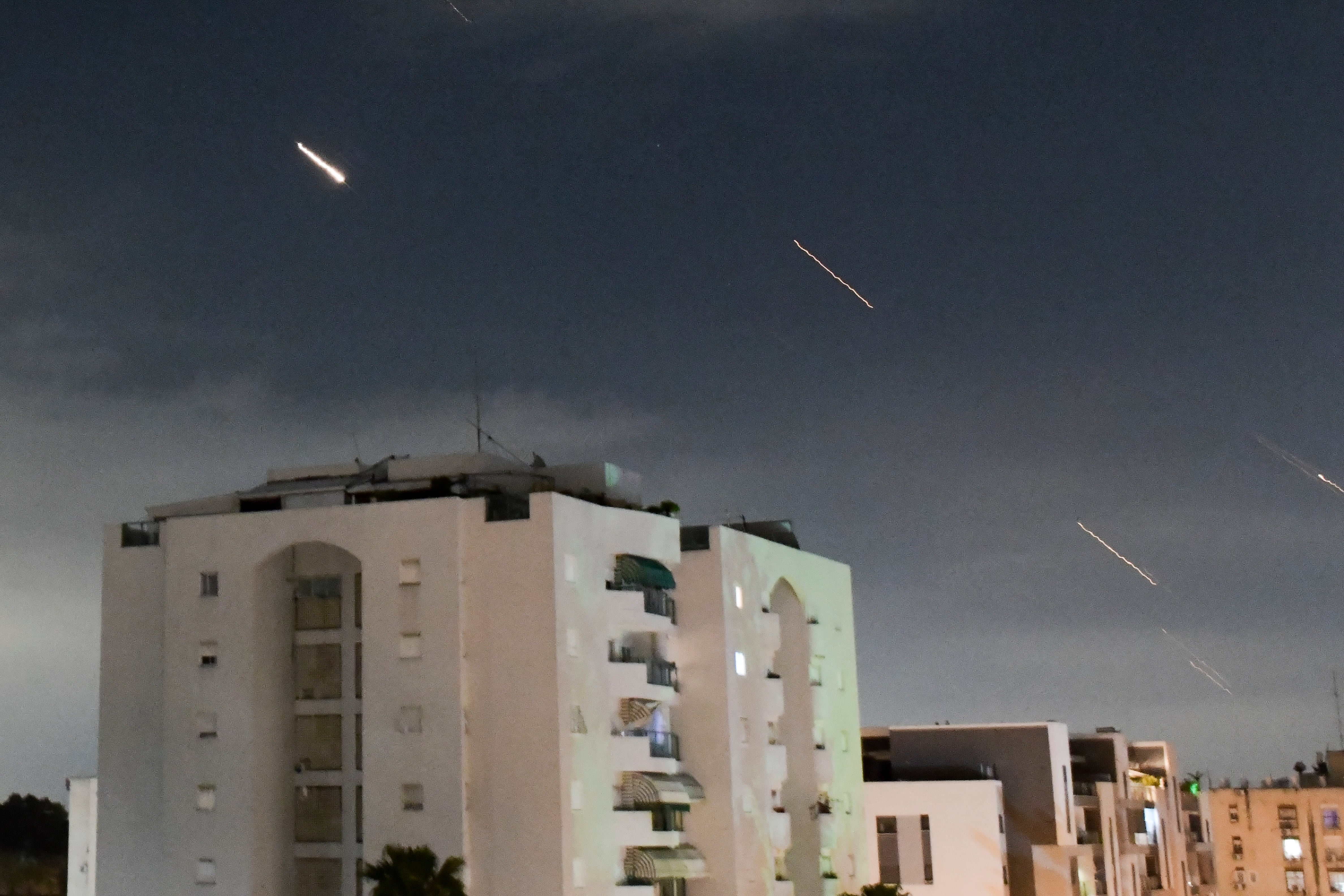 El sistema de defensa aérea israelí Domo de Hierro es activado para interceptar misiles disparados desde Irán, en el centro de Israel, el domingo 14 de abril de 2024. (AP Foto/Tomer Neuberg)