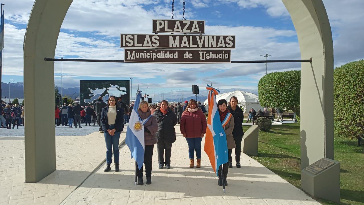 Las banderas de ceremonia estuvieron portadas y escoltadas por hijas de Veteranos de Guerra.