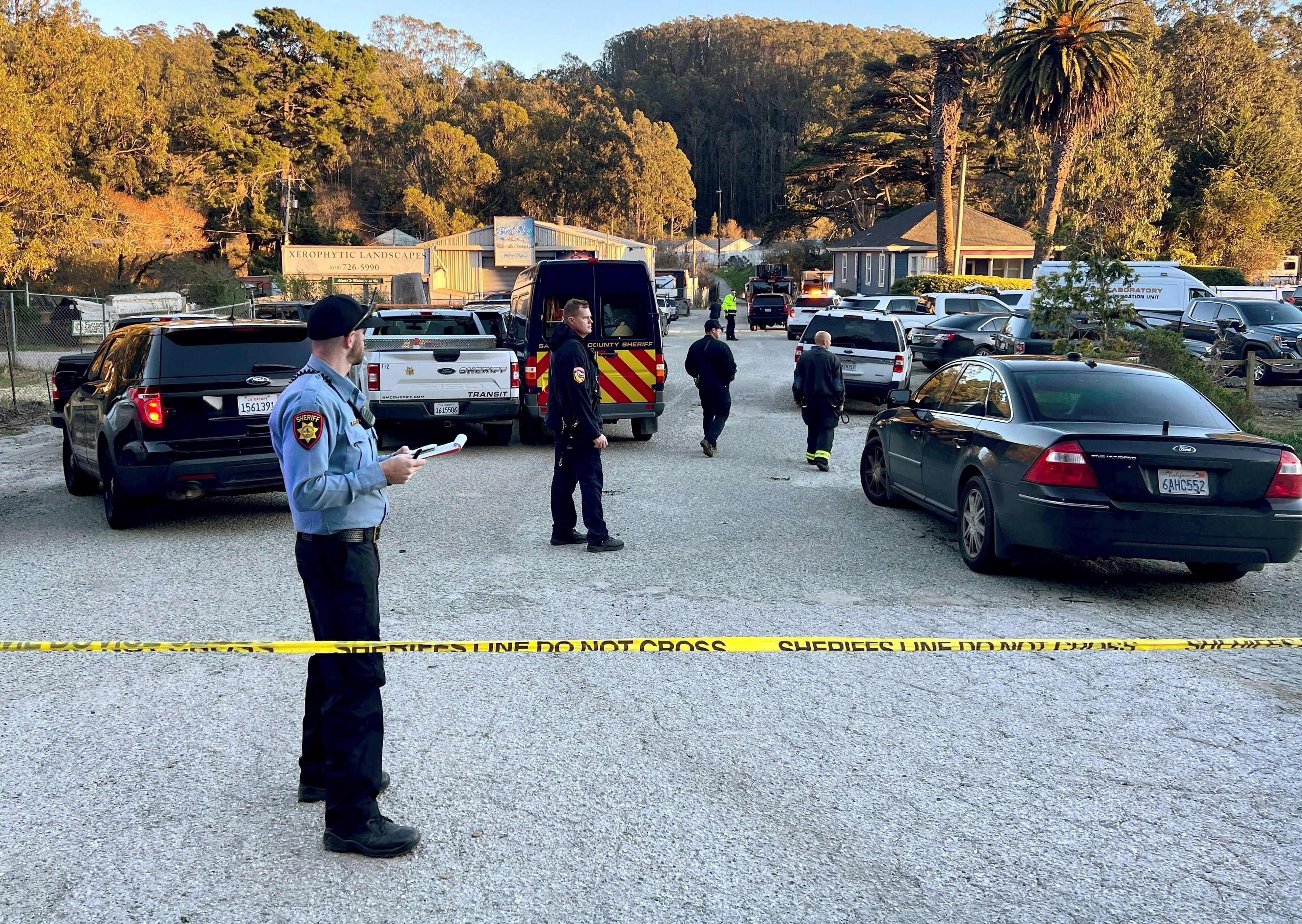 La Policía controla la escena de un tiroteo este lunes en Half Moon Bay, California. (Foto / AP)