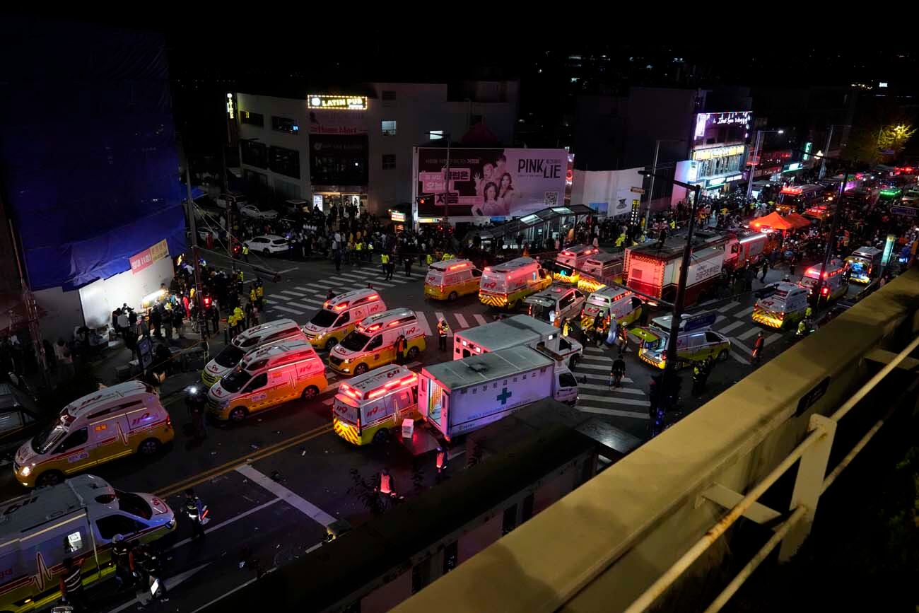 Socorristas y bomberos trabajando en la escena de la estampida fatal en Seul, Corea del Sur, durante celebraciones de Halloween, el sábado, 29 de octubre del 2022. 