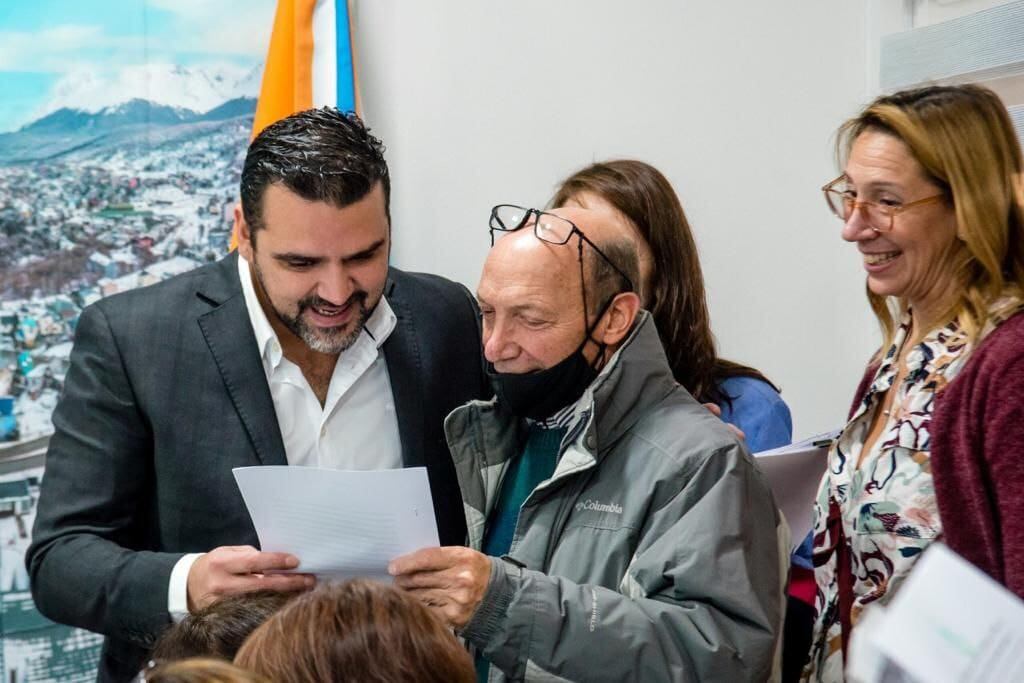 Entrega de títulos de propiedad a vecinos de la ciudad.