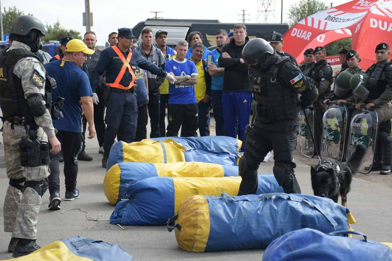 Al menos cuatro armas secuestradas en el operativo por el partido entre Boca y Estudiantes en Córdoba (Policía).