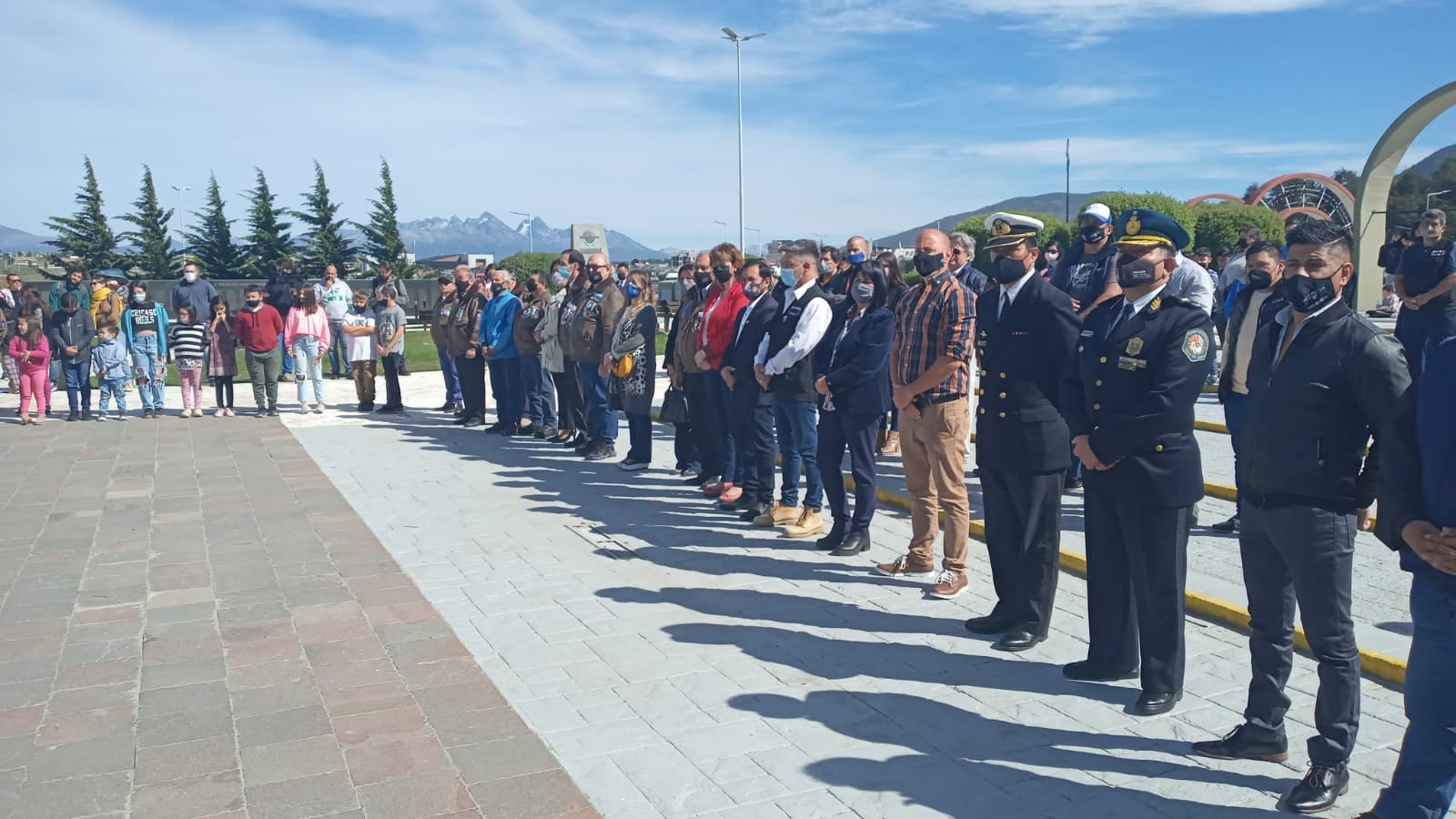 Diversas autoridades participaron de la entrega de guardapolvos con las Islas Malvinas bordadas en el pecho.