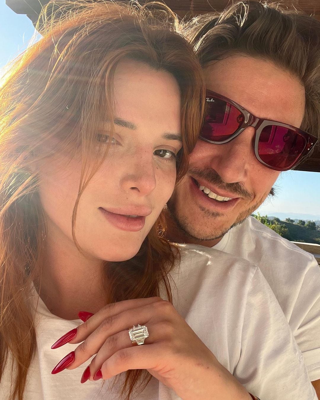 Bella Thorne se comprometió con su novio Mark Emms.