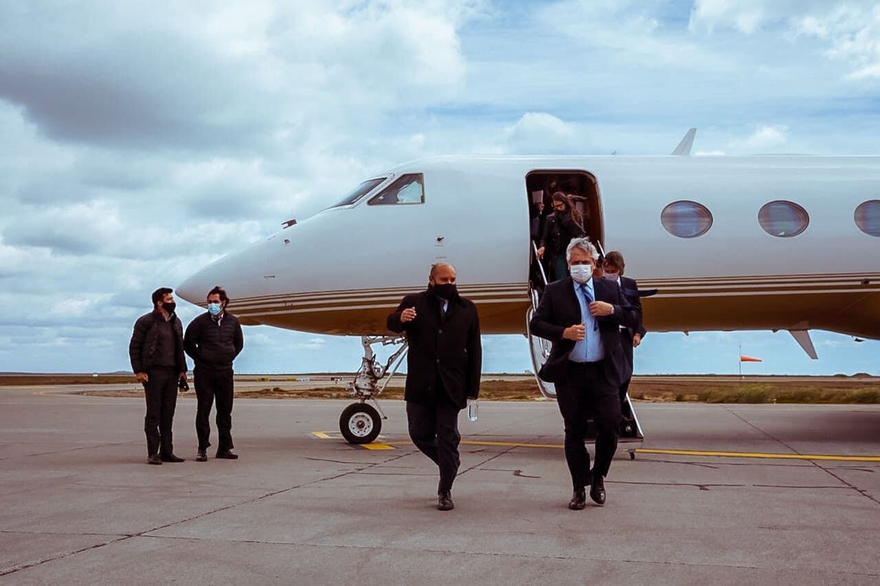 El Mandatario fueguino recibió al Presidente de la Nación en el Aeropuerto Internacional de Río Grande.