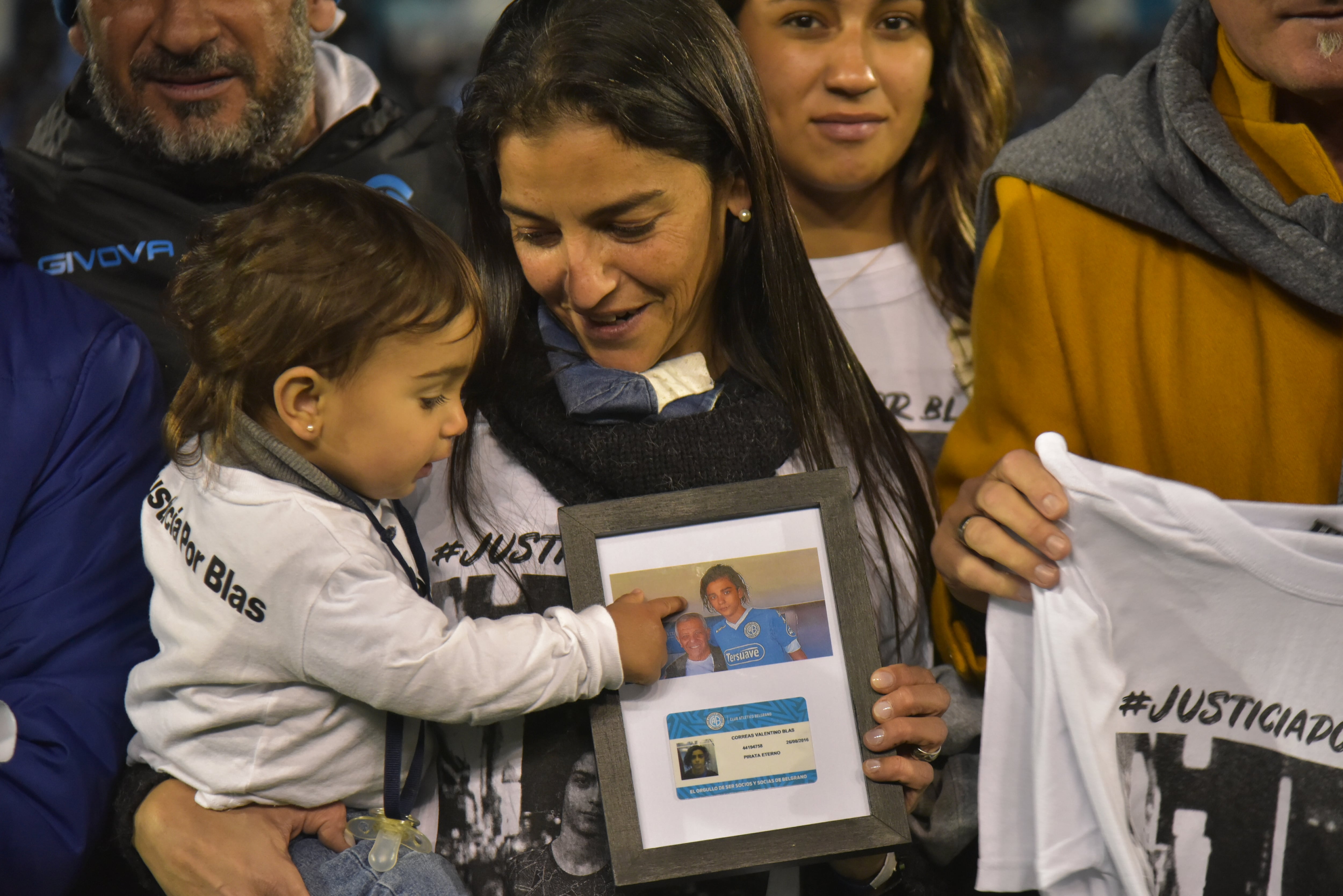 Soledad Laciar, la mamá de Blas Correas, en el recibimiento de Belgrano. (Ramiro Pereyra / La Voz)