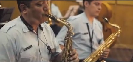 La Banda Militar de Música “Brigadier Ángel María Zuloaga” interpretando Pennsylvania 6-5000 de Glenn Miller en su nueva sala de grabación.