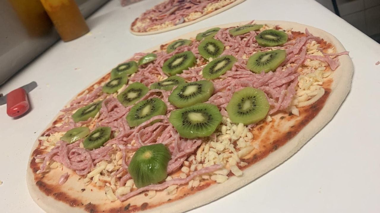 Inventó la pizza con kiwi y la esposa lo dejó: la reacción de las redes