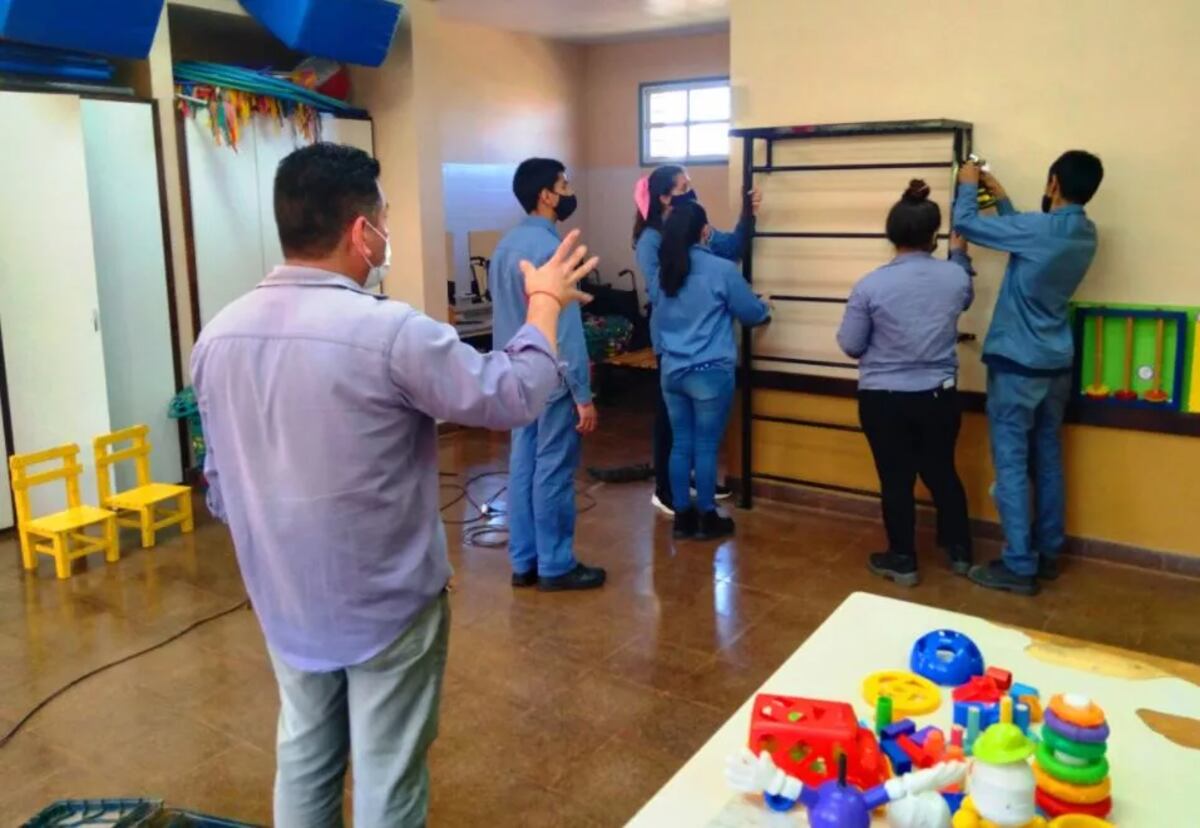 Estudiantes instalan equipamientos en la Escuela Especial 28 de Bernardo de Irigoyen