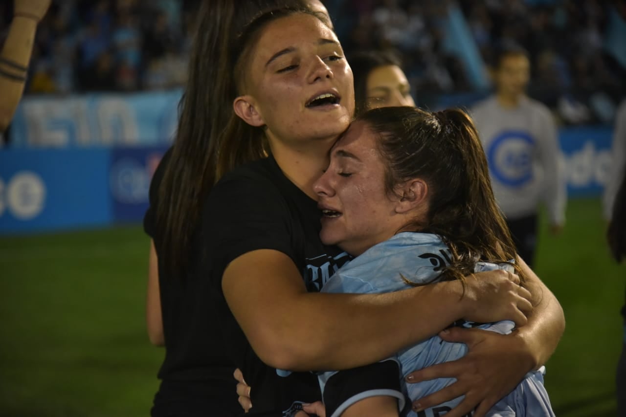 Festejos del equipo femenino de Belgrano que se coronó campeón en el fútbol de la AFA. (Facundo Luque)