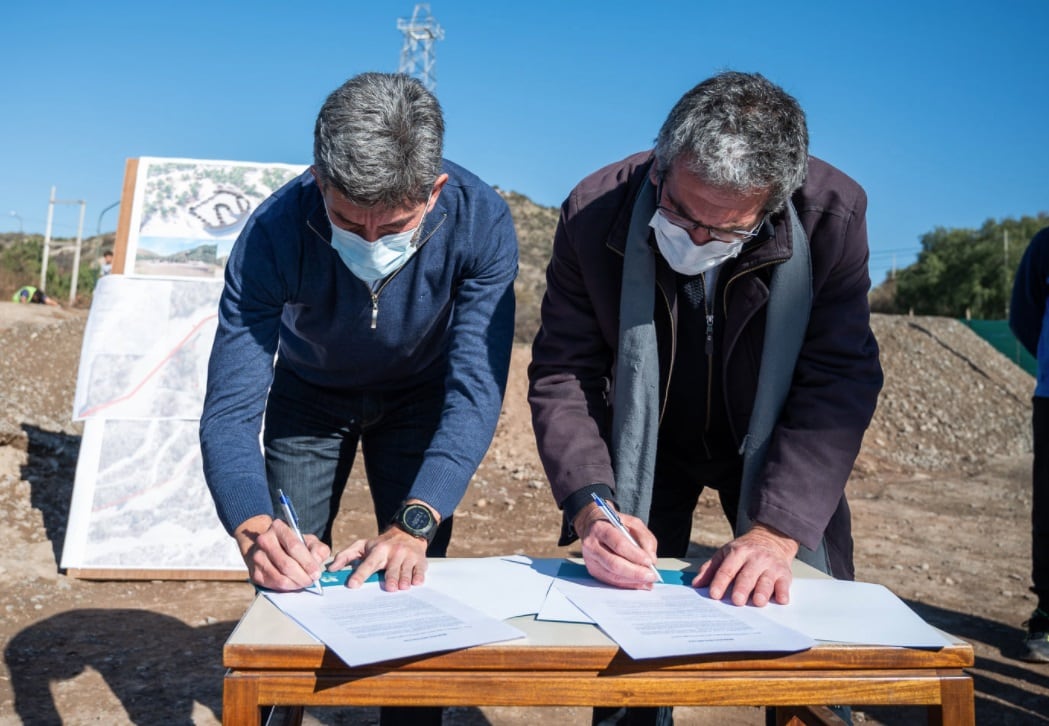 El subsecretario de Deportes, Federico Chiapetta, firma junto a Ulpiano Suarez (intendente de la Ciudad de Mendoza9, el inicio de obra.