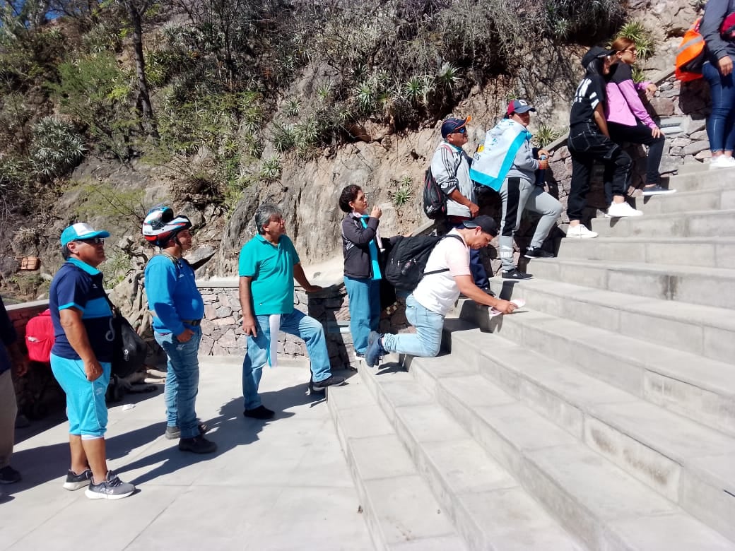 Fieles subiendo las escalinatas hacia la Gruta.