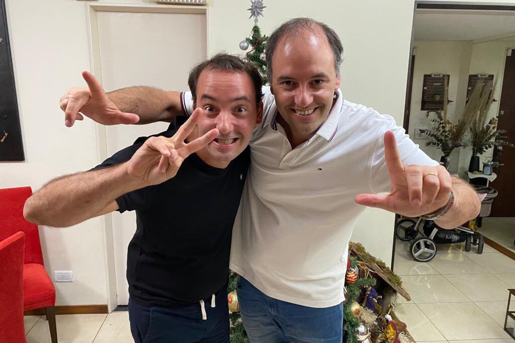 Manuel Adorni junto a su hermano Francisco. Foto: X