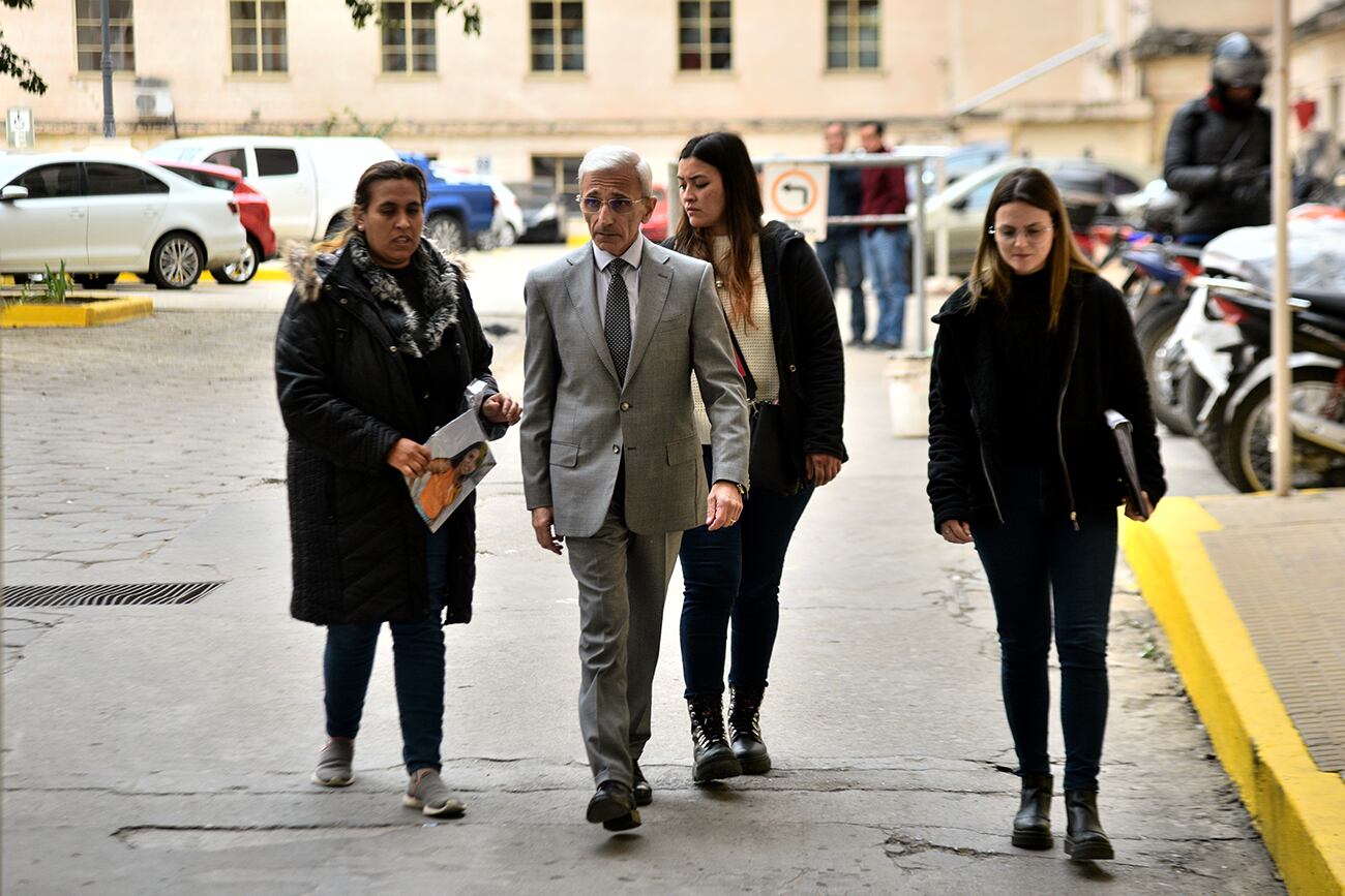 Sofía, madre de Trinidad, la adolescente que murió por el ataque de dos perros dogos en la ciudad de Córdoba, y su abogado Carlos Nayi fueron recibidos por el fiscal general Juan Manuel Delgado. (Pedro Castillo / La Voz)