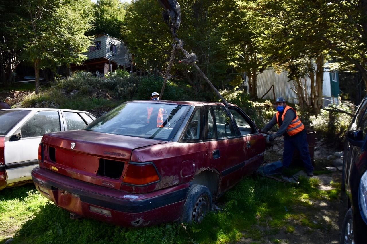 La Municipalidad realizó una jornada de limpieza en los barrios Dos Banderas, Las Raíces y La Cima.