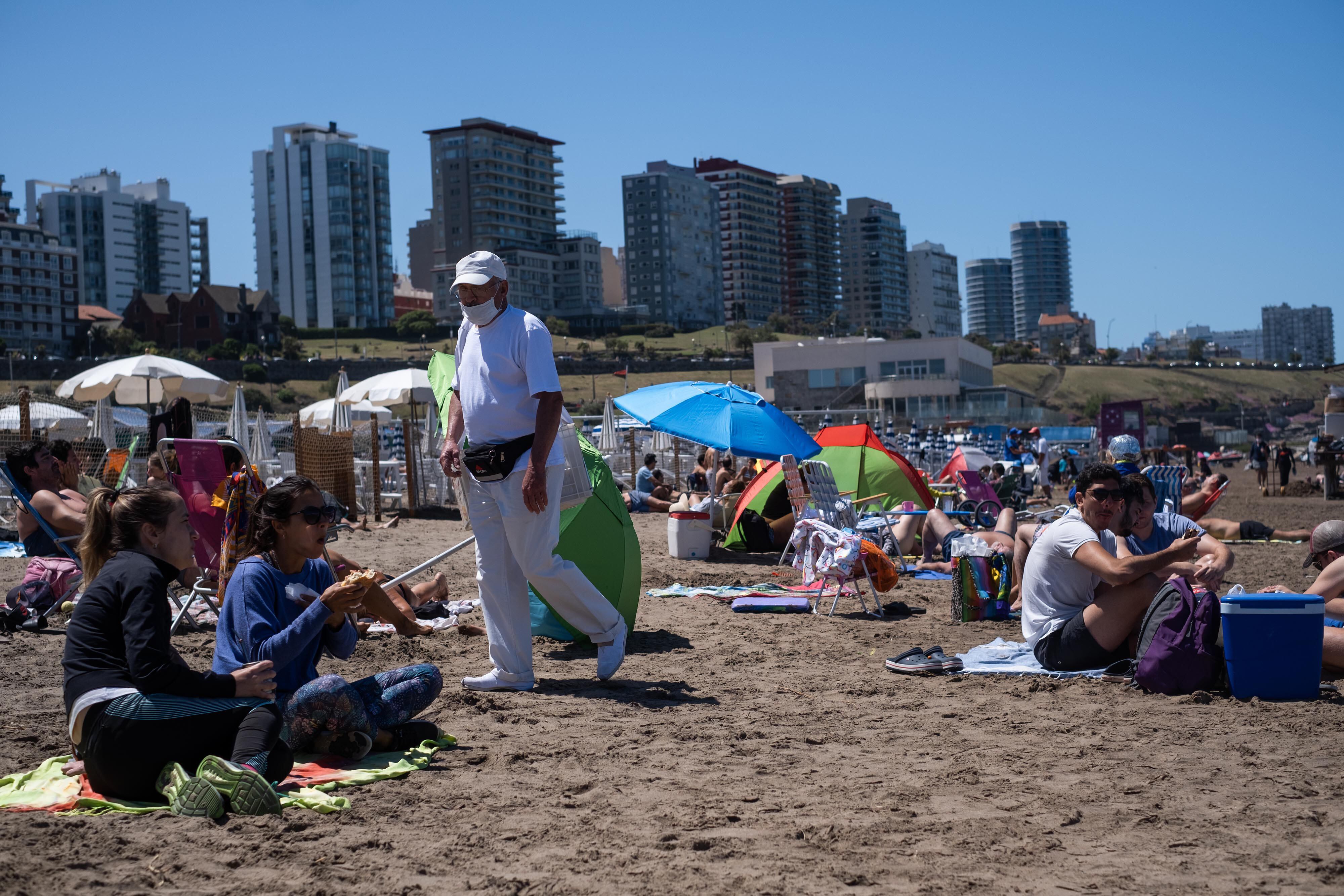 La costa atlántica bonaerense recibe a los turistas a pleno sol en este fin de semana xxl