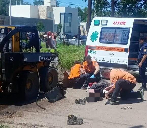 Un servicio de emergencias  atendió a los hombres de 69 y 60 años que sufrieron graves lesiones tras la caída de una pala mecánica.