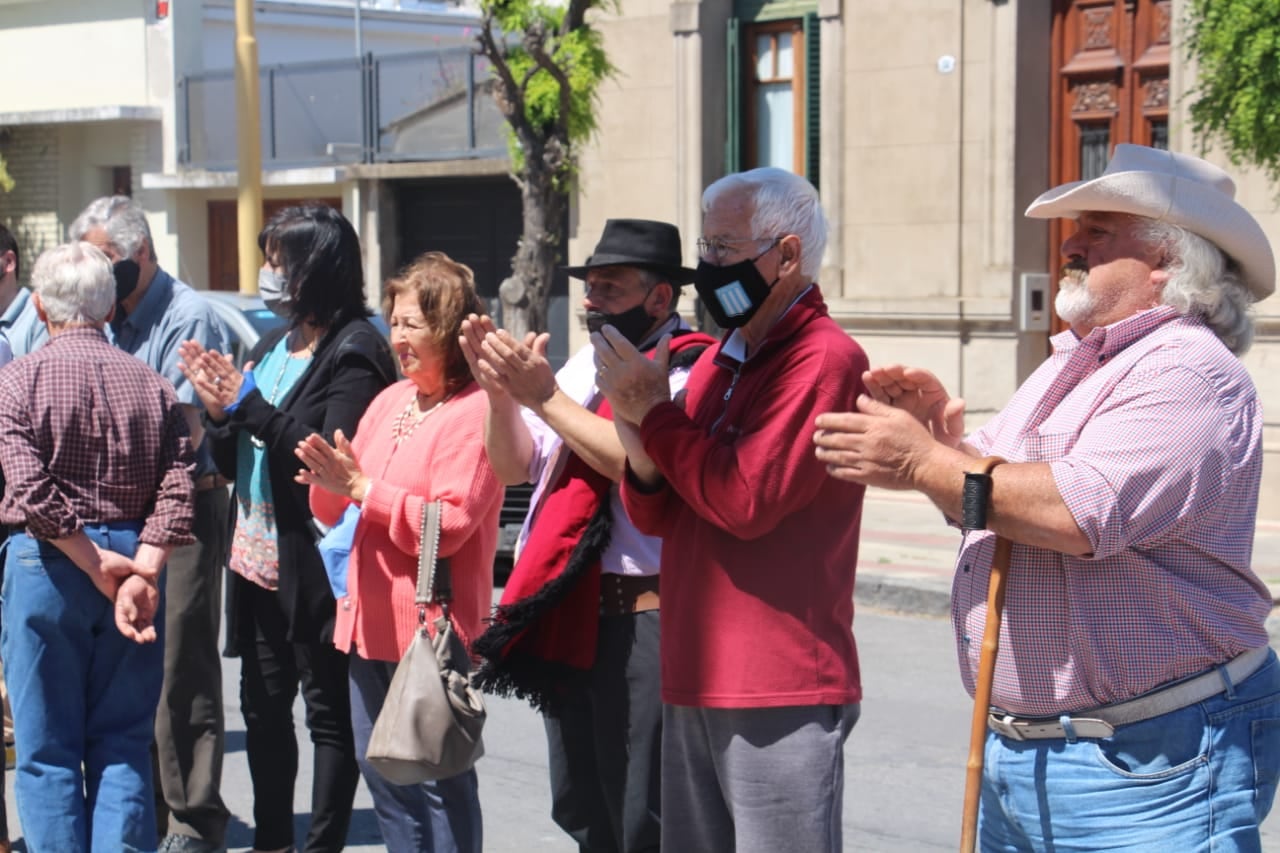 En el día de la tradición descubren placa en reconocimiento a Juan Ramón Santos.