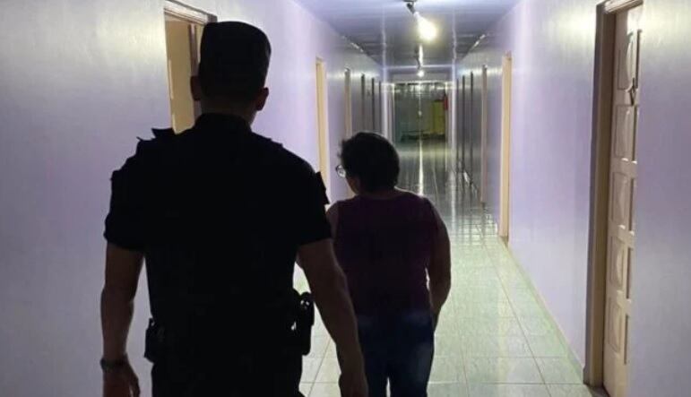 La encargada del hotel denunciando la situación que vivieron ella y su pareja ante el robo de los delincuentes.