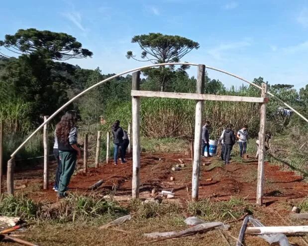 El Instituto de Enseñanza Agropecuaria N°2 de San Pedro recibieron insumos para reparar su invernáculo. Foto: Carina Martínez