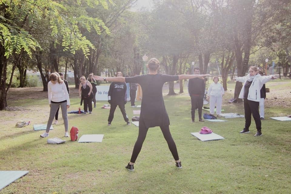 Prácticas de yoga a metros del Hotel Edén.