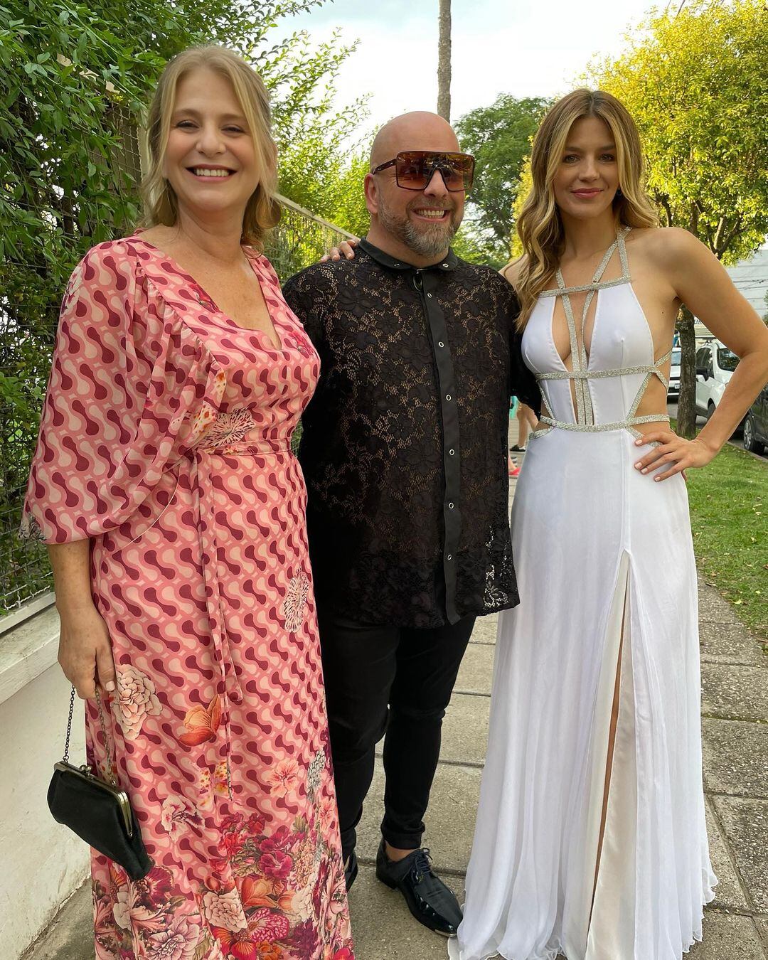 La actriz Marcela Kloosterboer con un vestido cut-out by Marcelo Giacobbe junto a Emilia Mazer y Diego Rinaldi