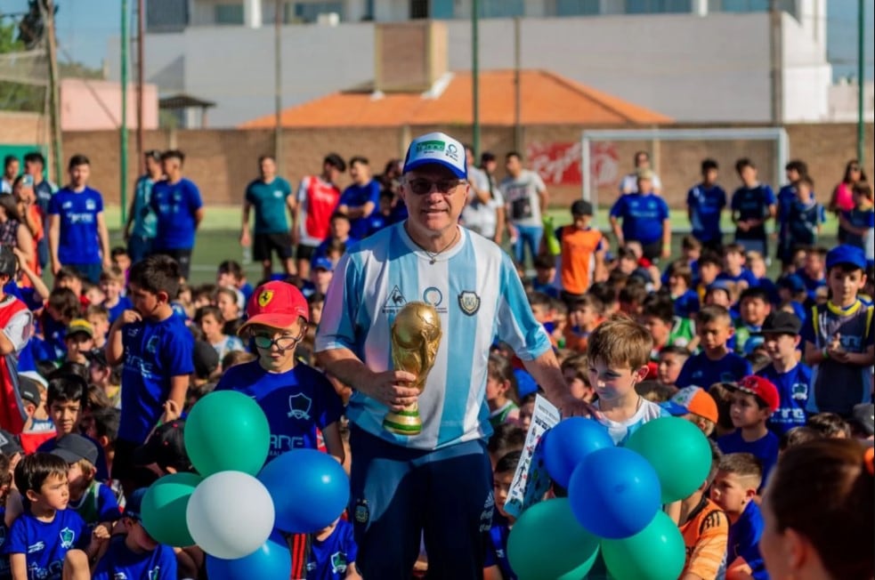 "La Torre" festejó sus 25 años con la visita de 3 estrellas del fútbol argentino y dos referentes del fútbol femenino local.