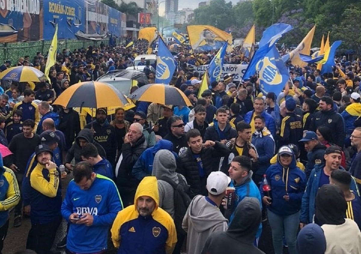 Una multitud se acercó a La Bombonera para apoyar a Juan Román Riquelme. Foto: Gentileza