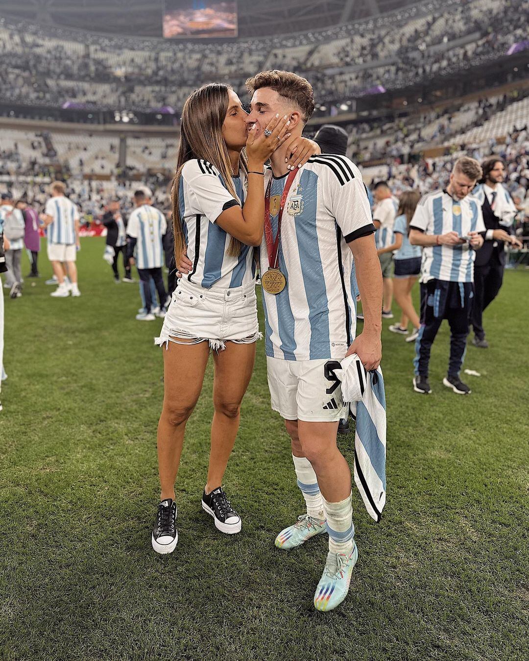 Julián Álvarez y su novia, María Emilia Ferrero