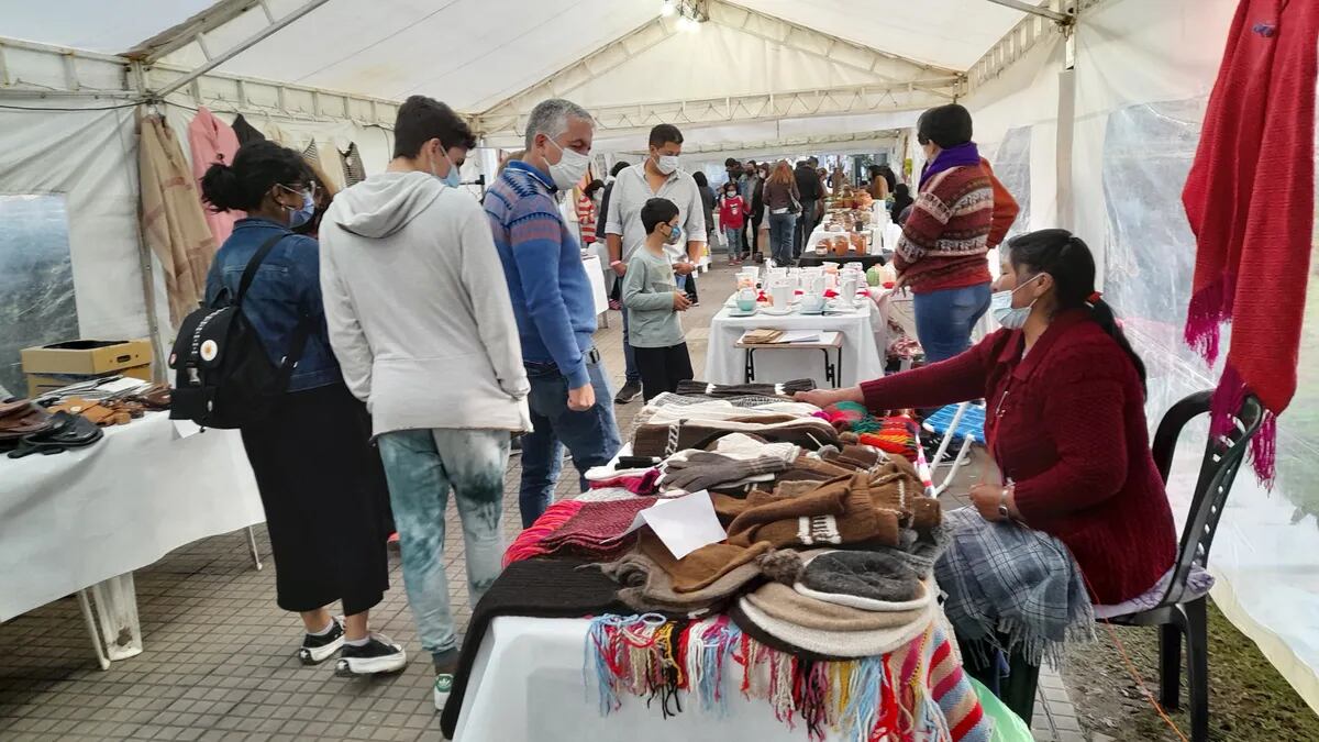 Más de setenta expositores confirmaron su presencia en la Primera Feria del Mercado Artesanal, montada en la plaza España, detrás de la Casa de Gobierno.