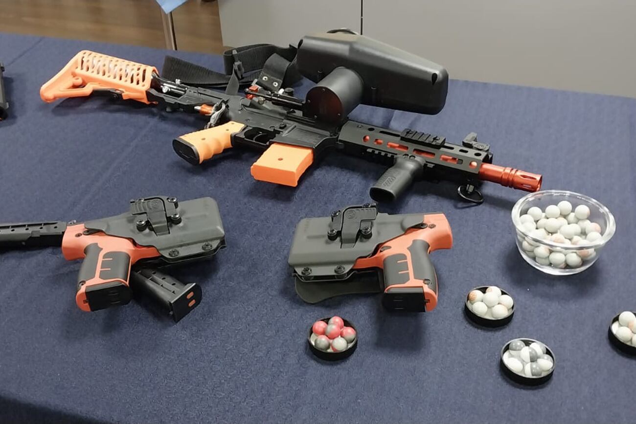 La Policía de Córdoba incorporará nuevas armas no letales, con gas pimienta, a su equipamiento. 