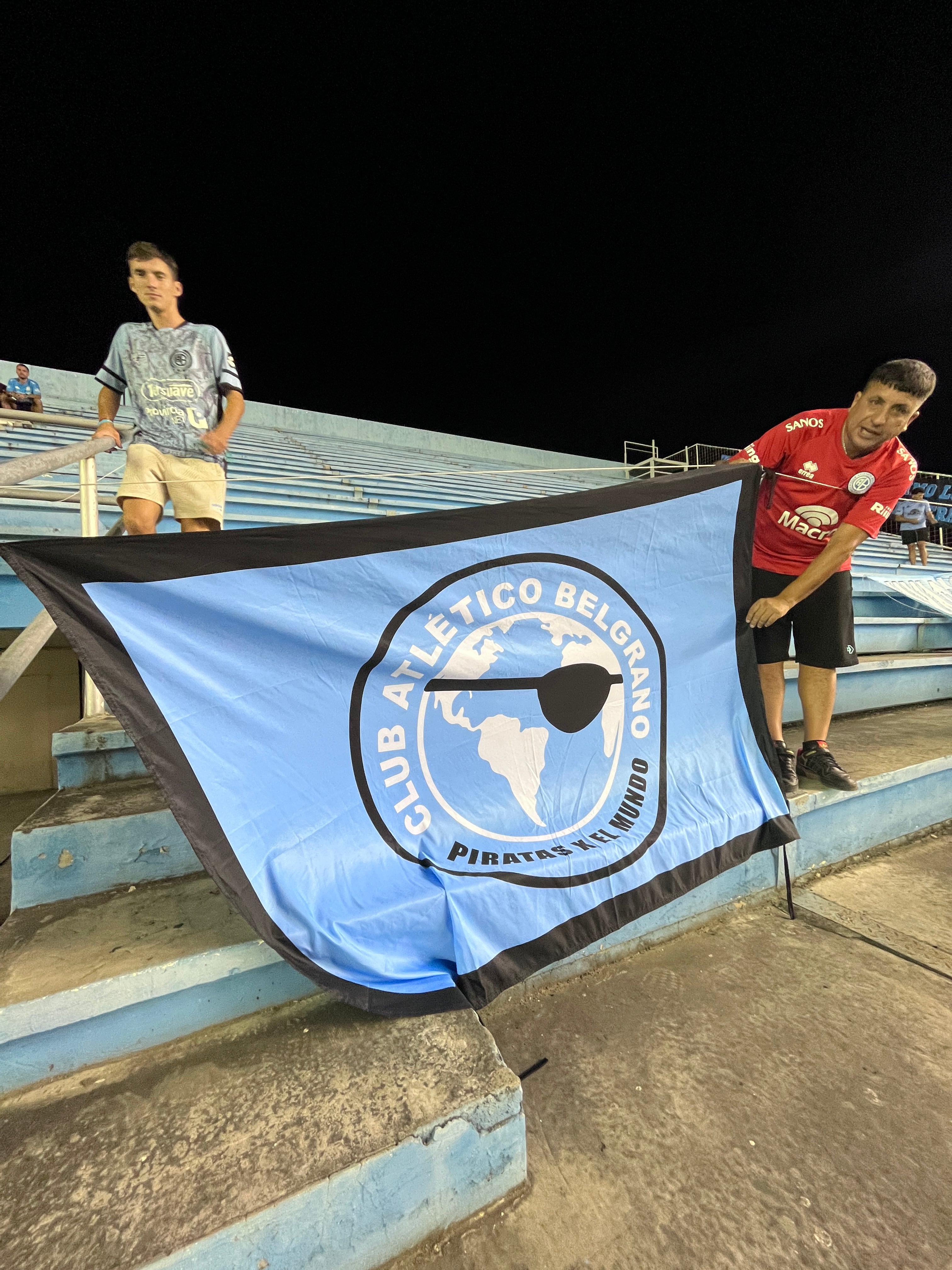 Hinchas y banderas de Belgrano, para apoyar al Pirata en Ecuador ante Delfín. (Prensa Belgrano)