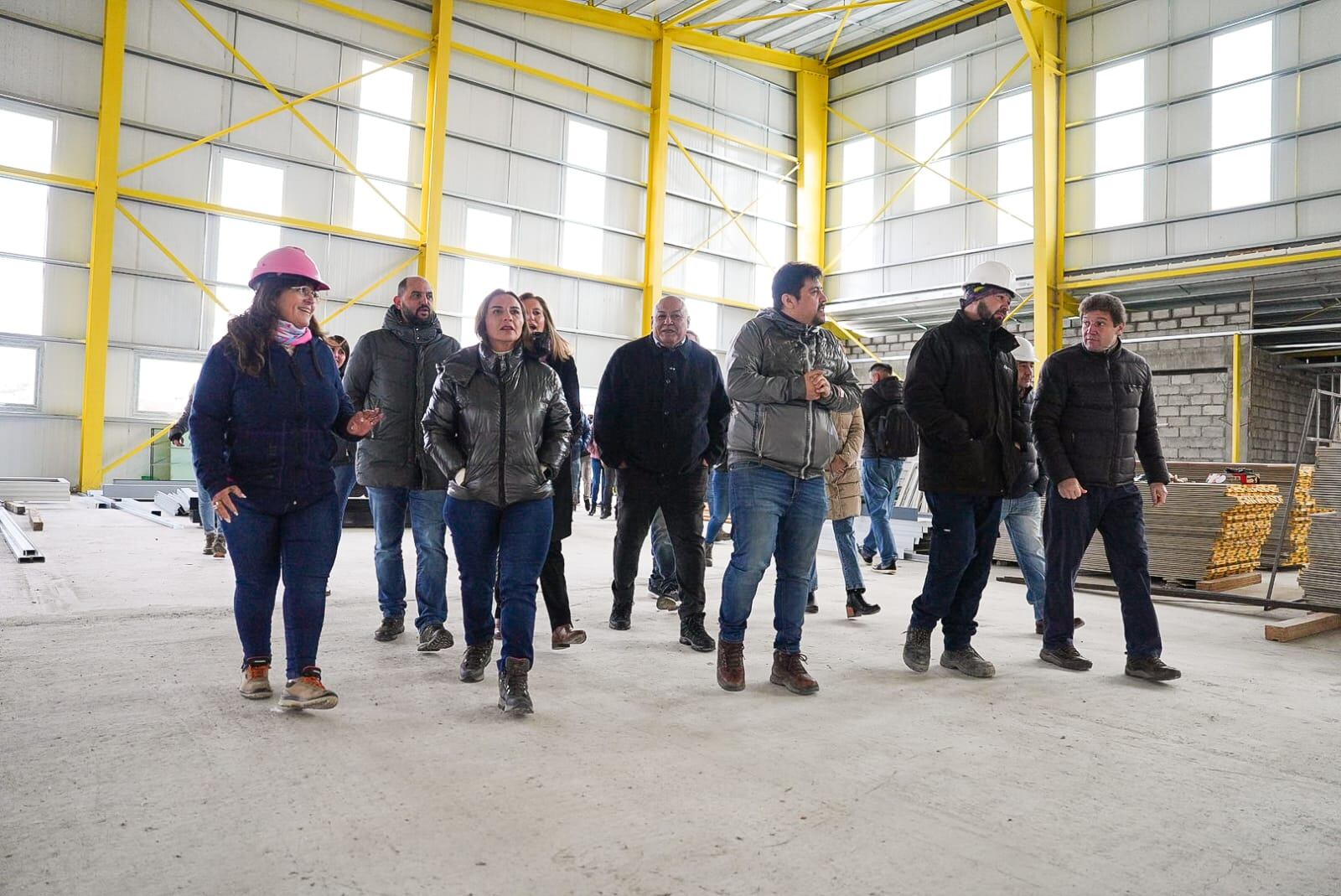 El Gobernador Melella junto al Intendente Daniel Harrington, visitaron la obra del nuevo gimnasio polideportivo.