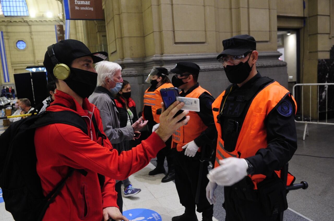 Controles de circulación en la estación Constitución del tren Roca. (Clarín)