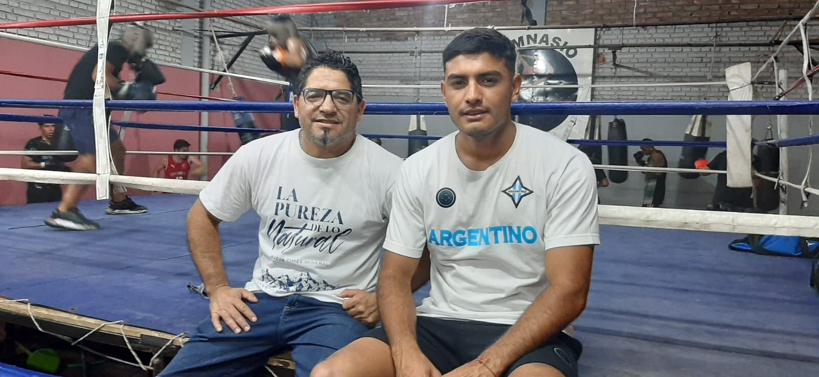 Pablo Chacón (ex campeón mundial de boxeo) con su hijo Nicolás, flamante campeón de la Liga mendocina de Fútbol con Atlético Argentino.